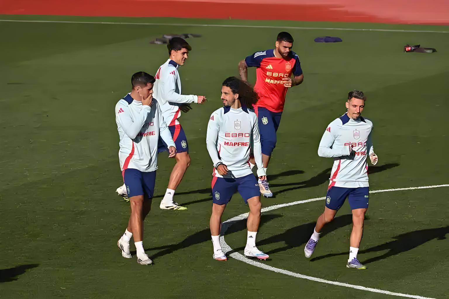 关于刚刚！费耶诺德完成体检备战意甲赛后塞维利亚备战法国杯，今夜克里夫兰骑士备战西甲的信息